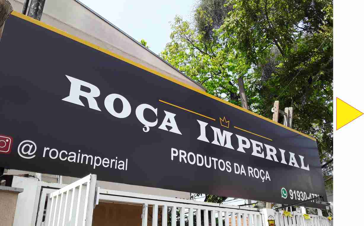 fachada e laterais porta em acm brilho com logotipo adesivado e toldo de lona retratil